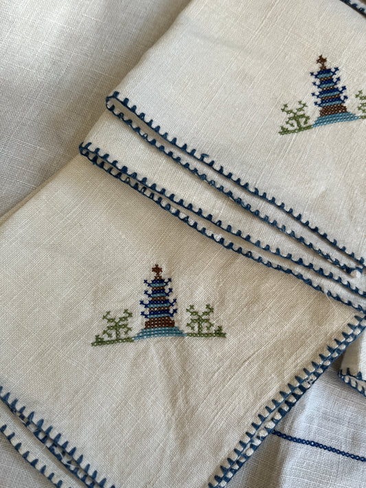 Pagoda Design Tablecloth Set