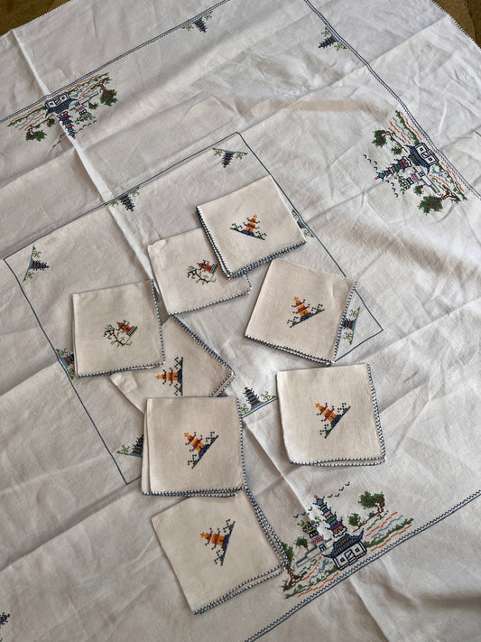 Pagoda Design Tablecloth Set